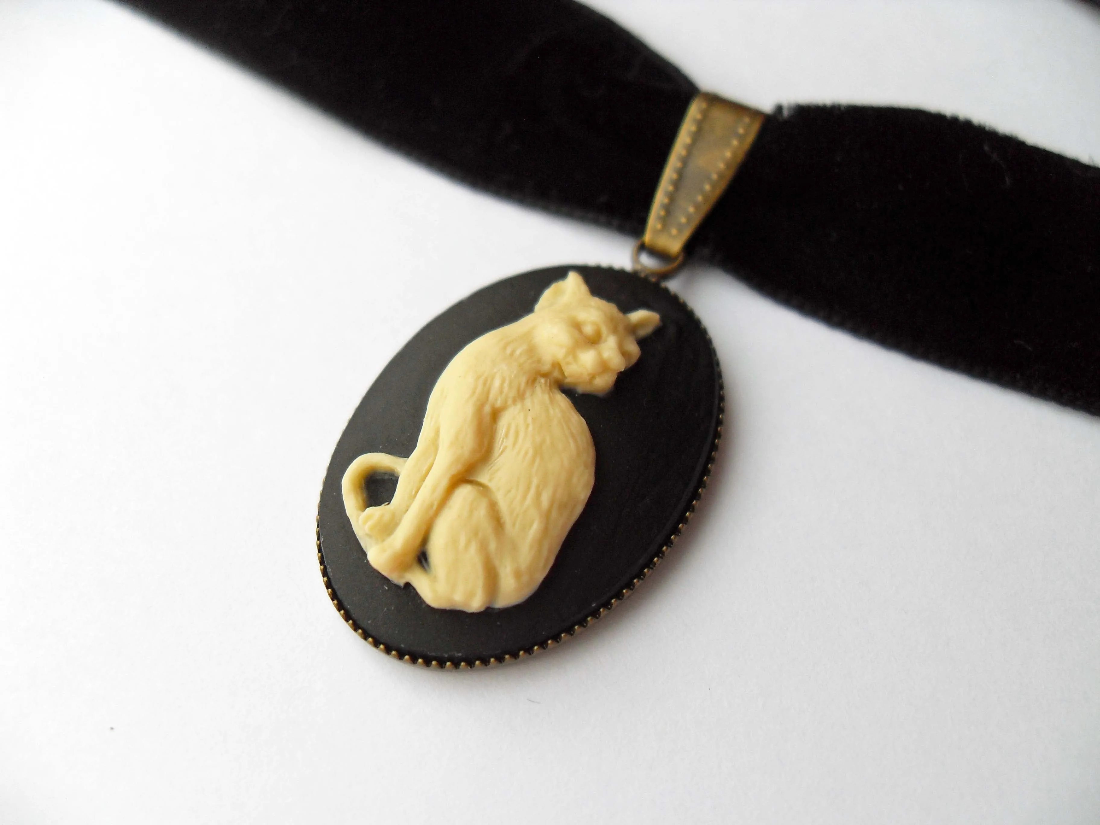 CAT CAMEO CHOKER