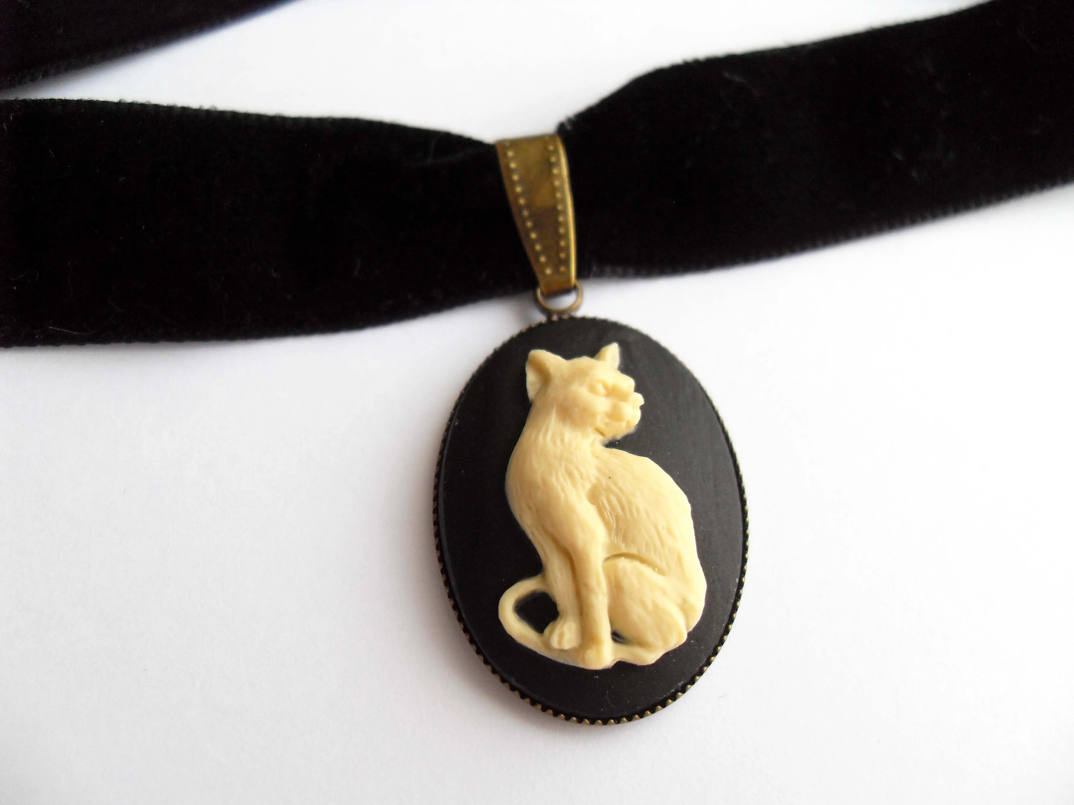 CAT CAMEO CHOKER
