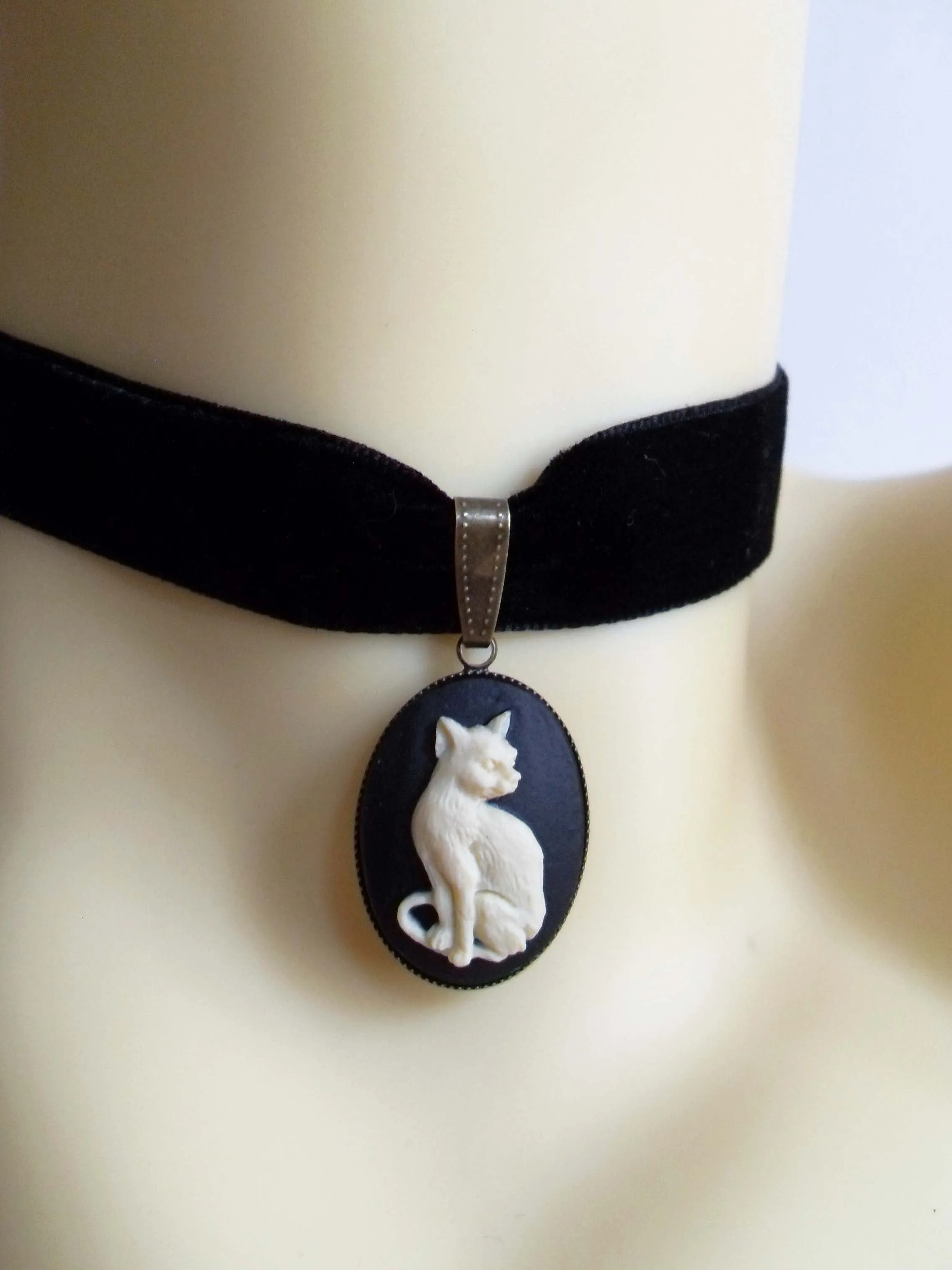CAT CAMEO CHOKER