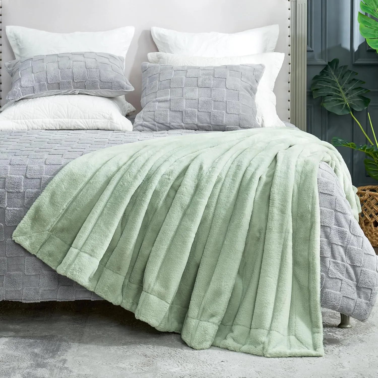 Cozy Bliss Faux Fur Throw Blanket for Couch, Cozy Soft Plush Thick Winter Blanket for Sofa Bedroom Living Room, 50 * 60 Inches Green