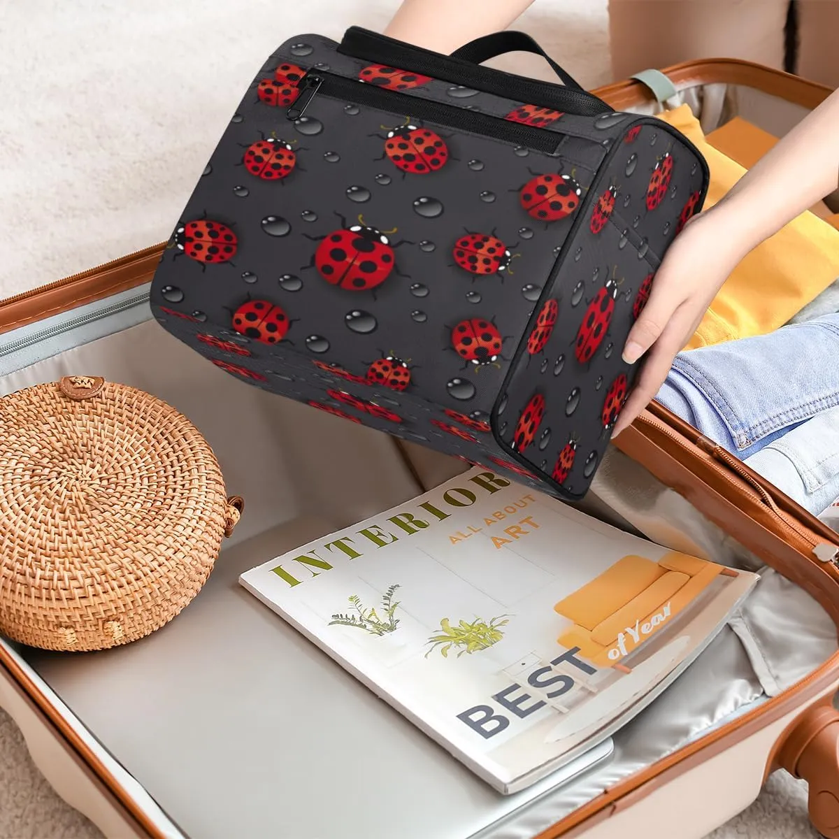 Lovely Ladybugs Hanging Toiletry Bag for Men Women Travel Cosmetic Makeup Organizer Bag Water Resistant Large Portable Wash Case for Accessories, Toiletries, Cosmetics