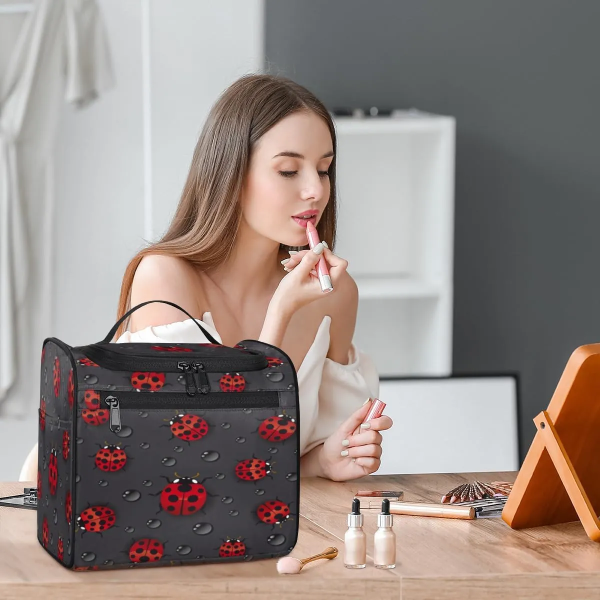 Lovely Ladybugs Hanging Toiletry Bag for Men Women Travel Cosmetic Makeup Organizer Bag Water Resistant Large Portable Wash Case for Accessories, Toiletries, Cosmetics