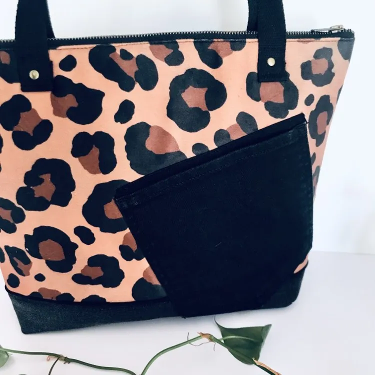 Padded tote bag - remnant leopard faux suede x black denim