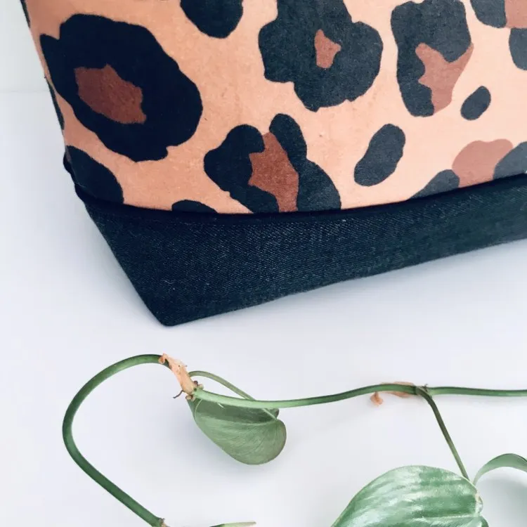 Padded tote bag - remnant leopard faux suede x black denim