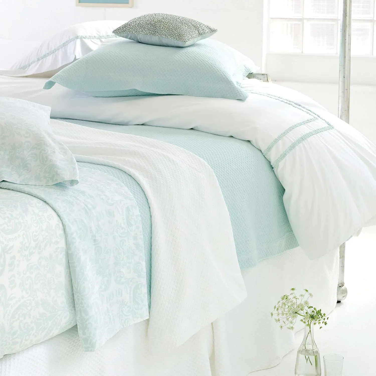 Petite Trellis White Matelasse Coverlet, Queen Size, White Solid Pattern