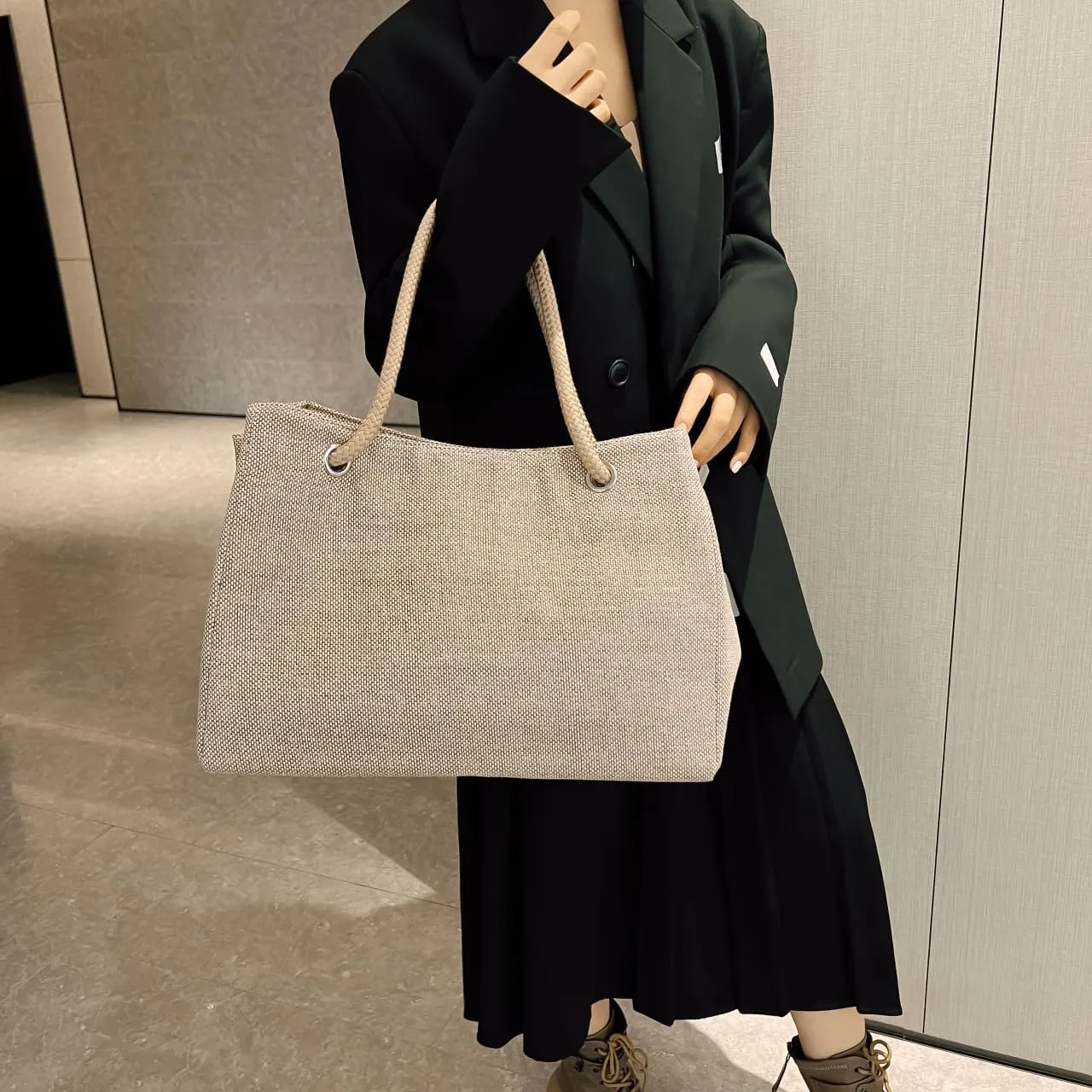 Simple and versatile shoulder bag, anti-theft zipper pocket on the back, linen handheld design