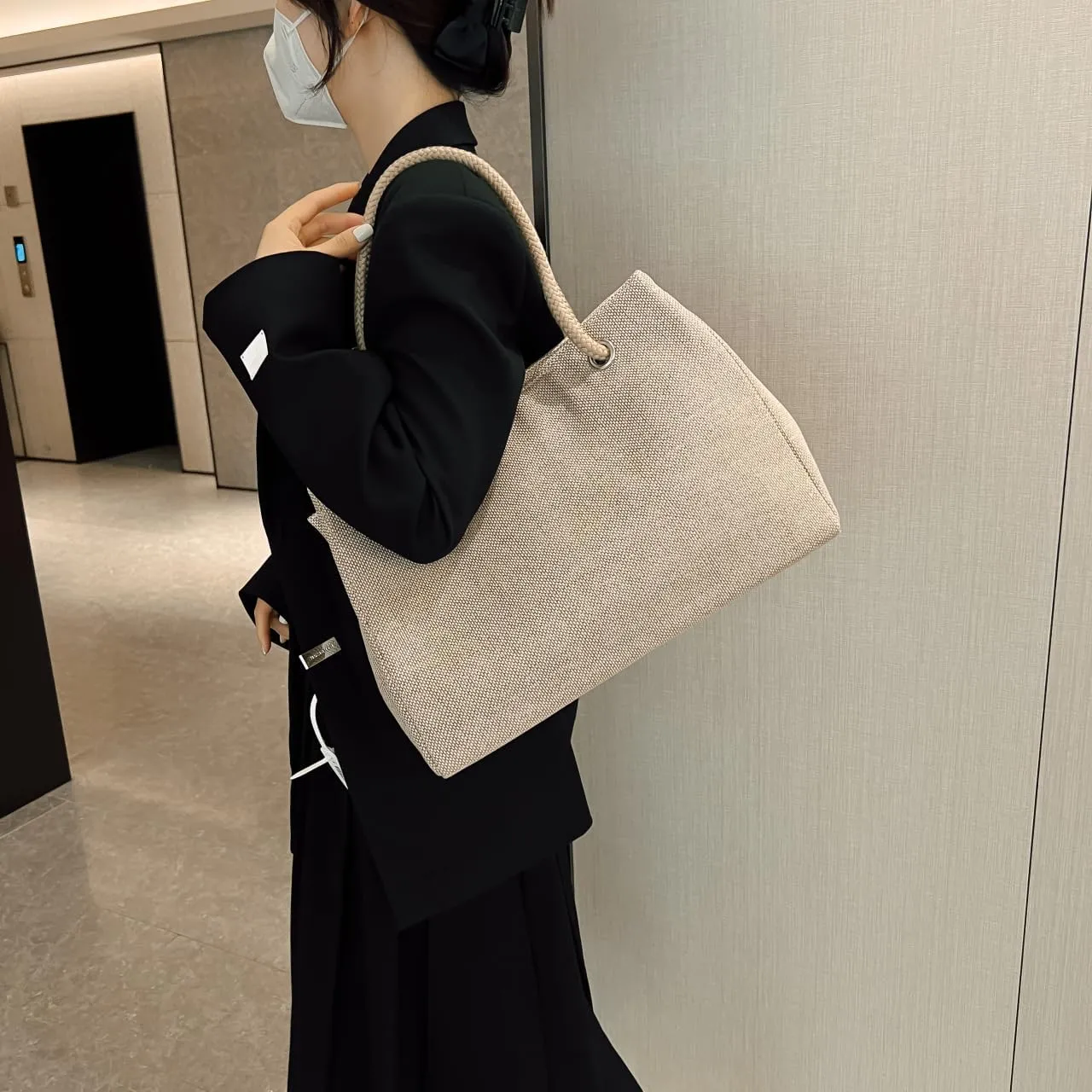 Simple and versatile shoulder bag, anti-theft zipper pocket on the back, linen handheld design