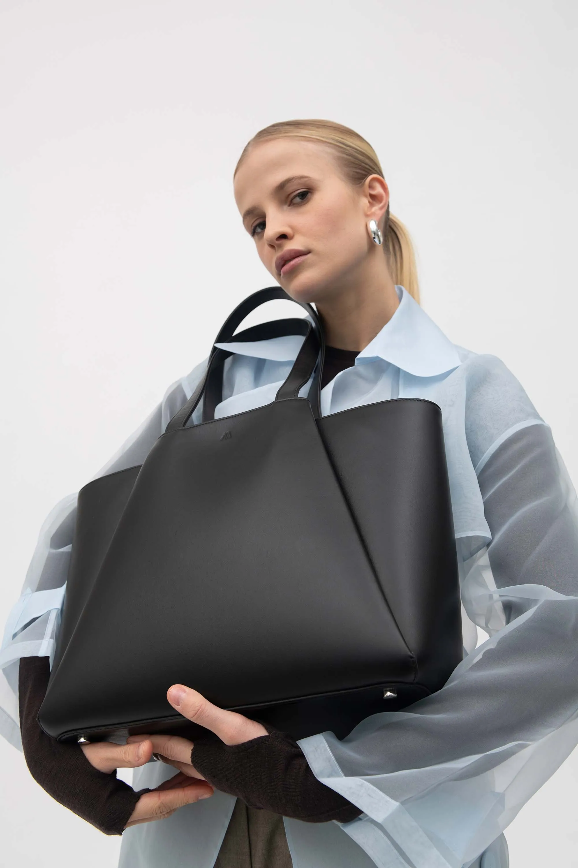 Vegan Midi Pyramid - black