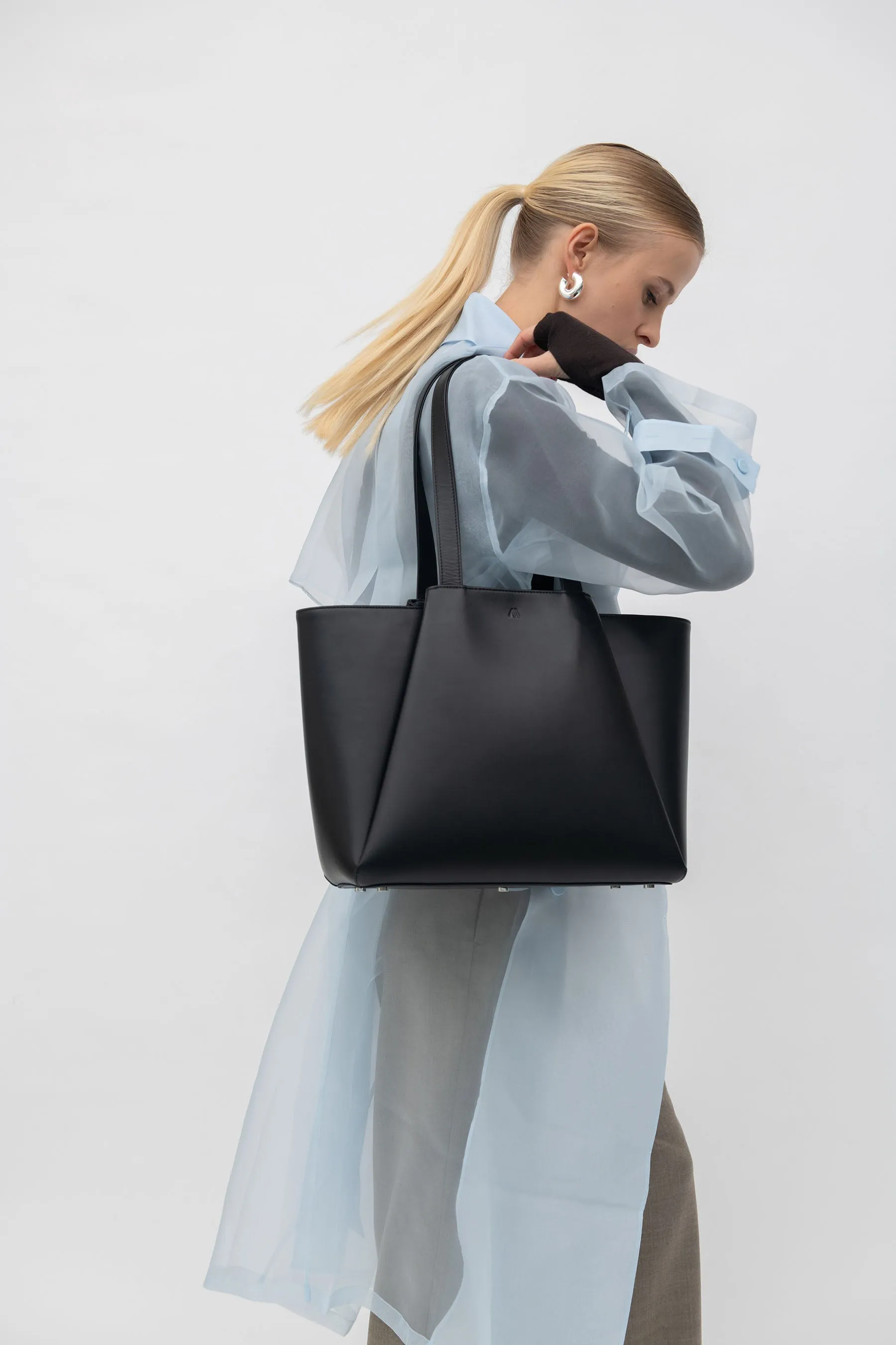 Vegan Midi Pyramid - black
